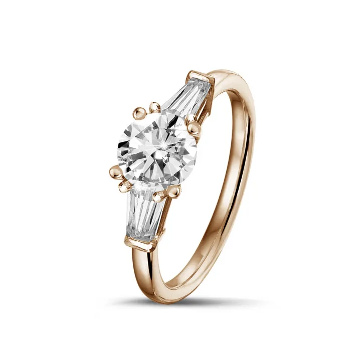 1.00 quilates anillo trilogía en oro rojo con un diamante redondo y baguettes cónicos 