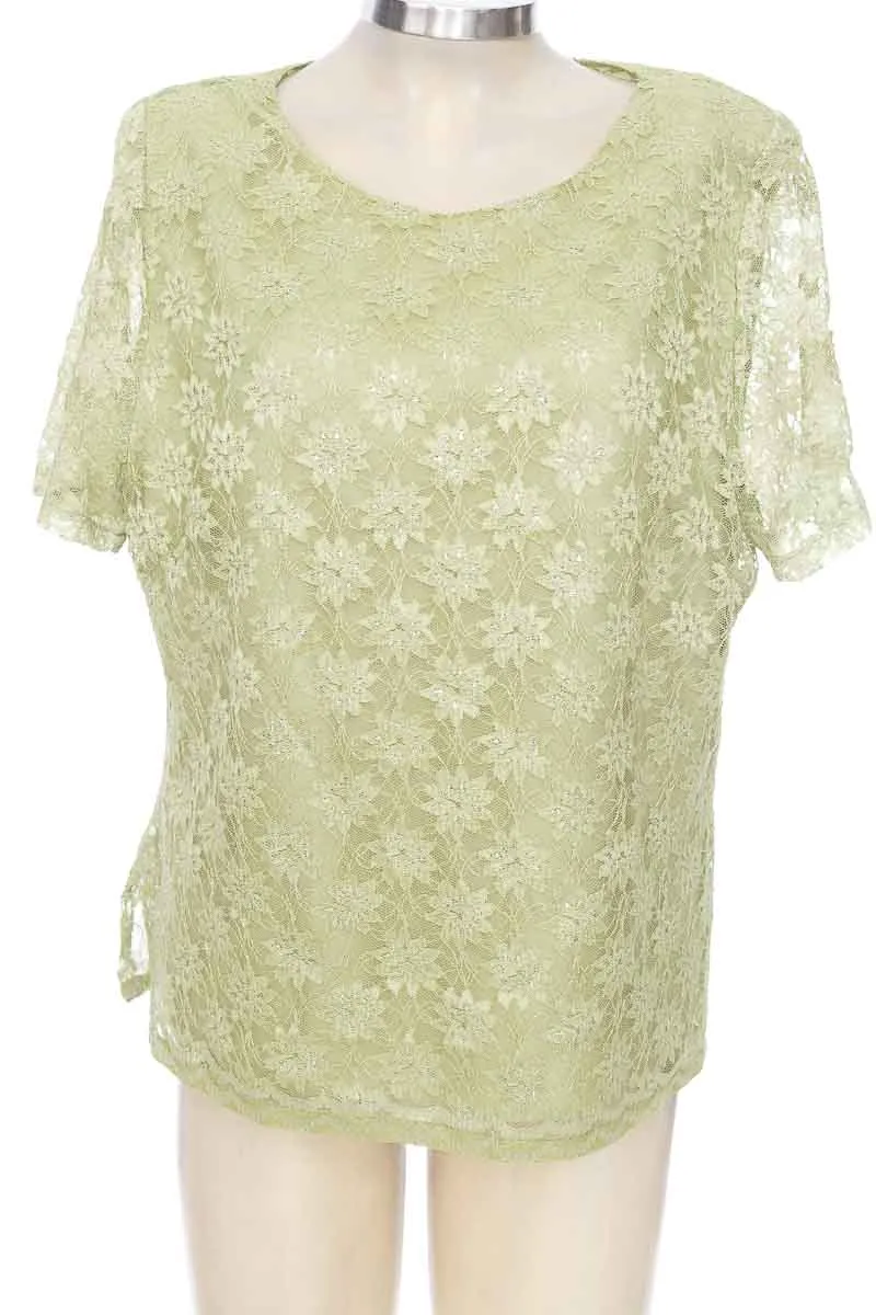 BLUSA COLOR VERDE  CLOSEANDO