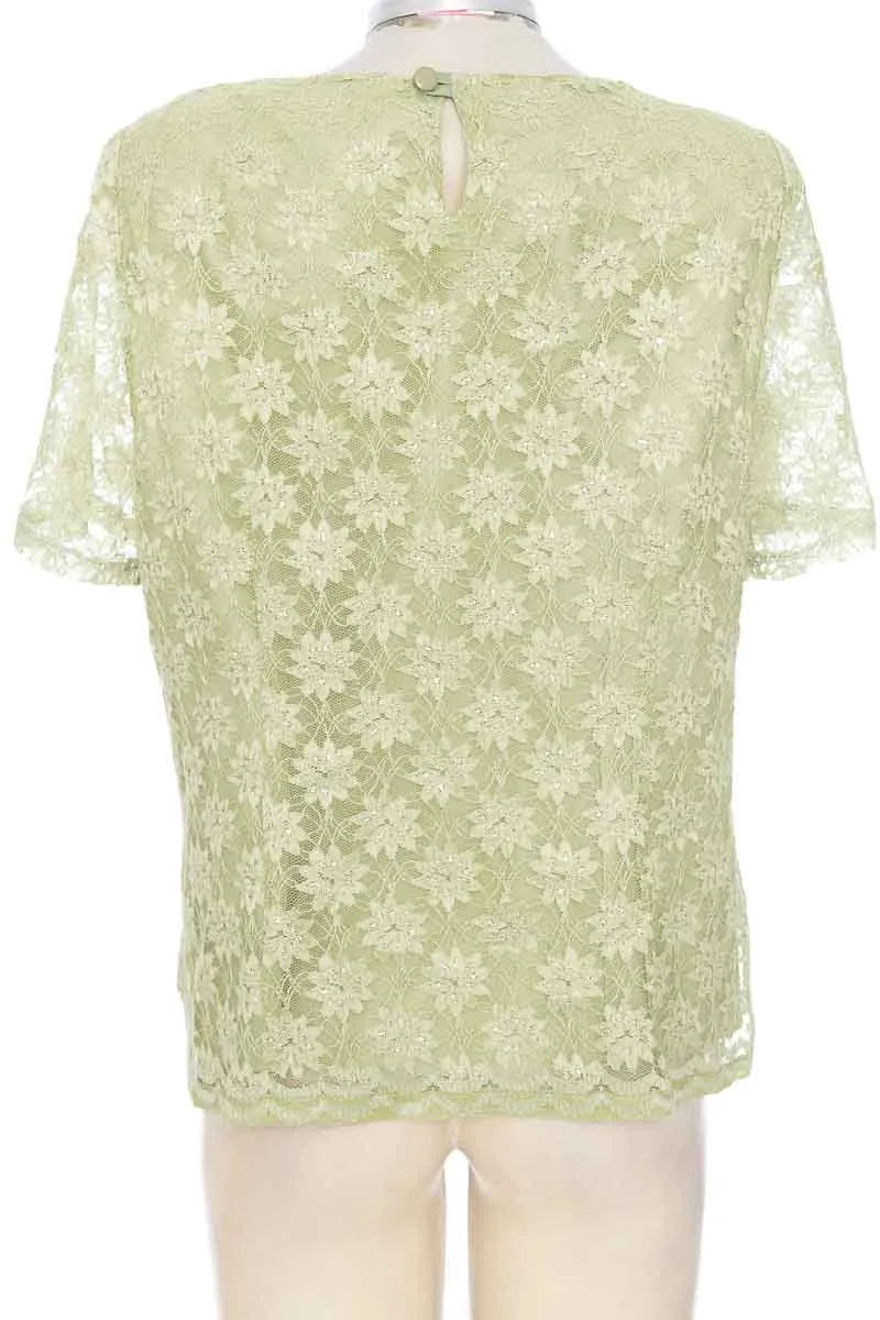 BLUSA COLOR VERDE  CLOSEANDO