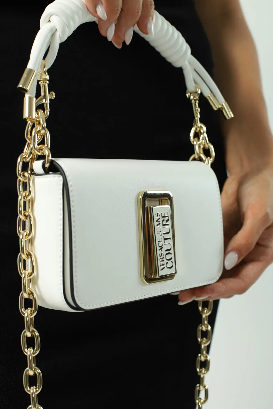 Bolso bandolera blanco y logo
