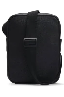 Bolso mensajero de piel sintética granulada con detalle de logo apilado