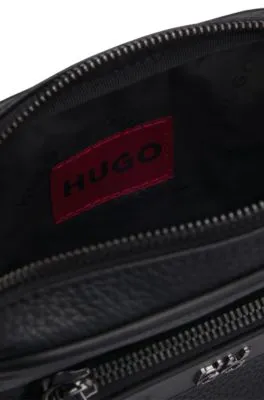 Bolso mensajero de piel sintética granulada con detalle de logo apilado