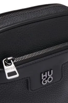 Bolso mensajero de piel sintética granulada con detalle de logo apilado