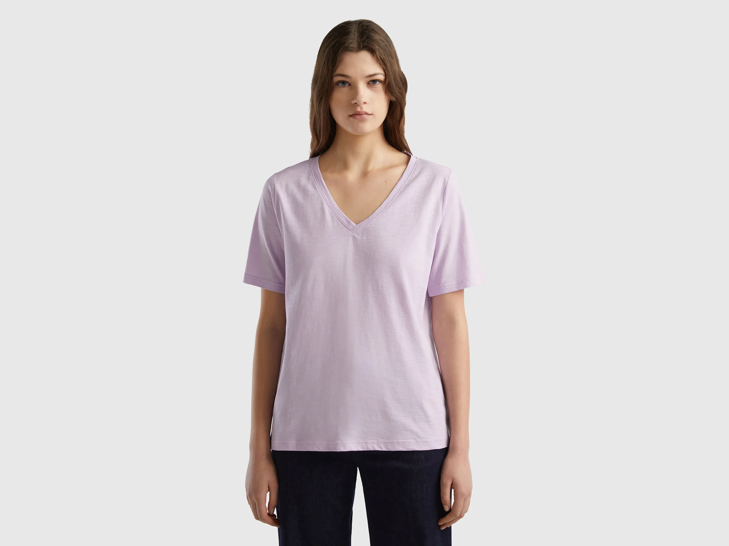 Camiseta de algodón flameado con escote de pico