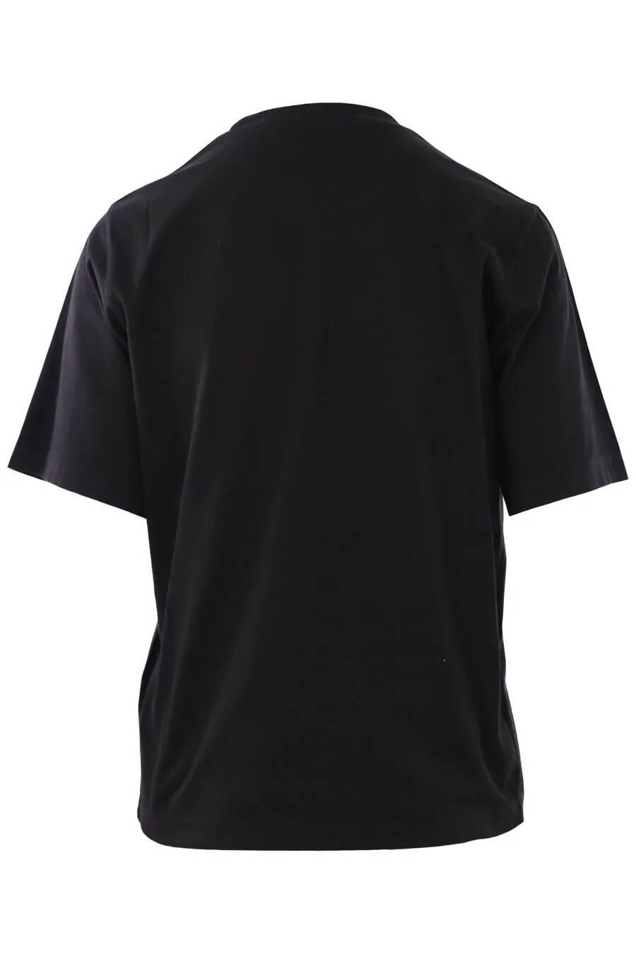 Camiseta negra con logo blanco