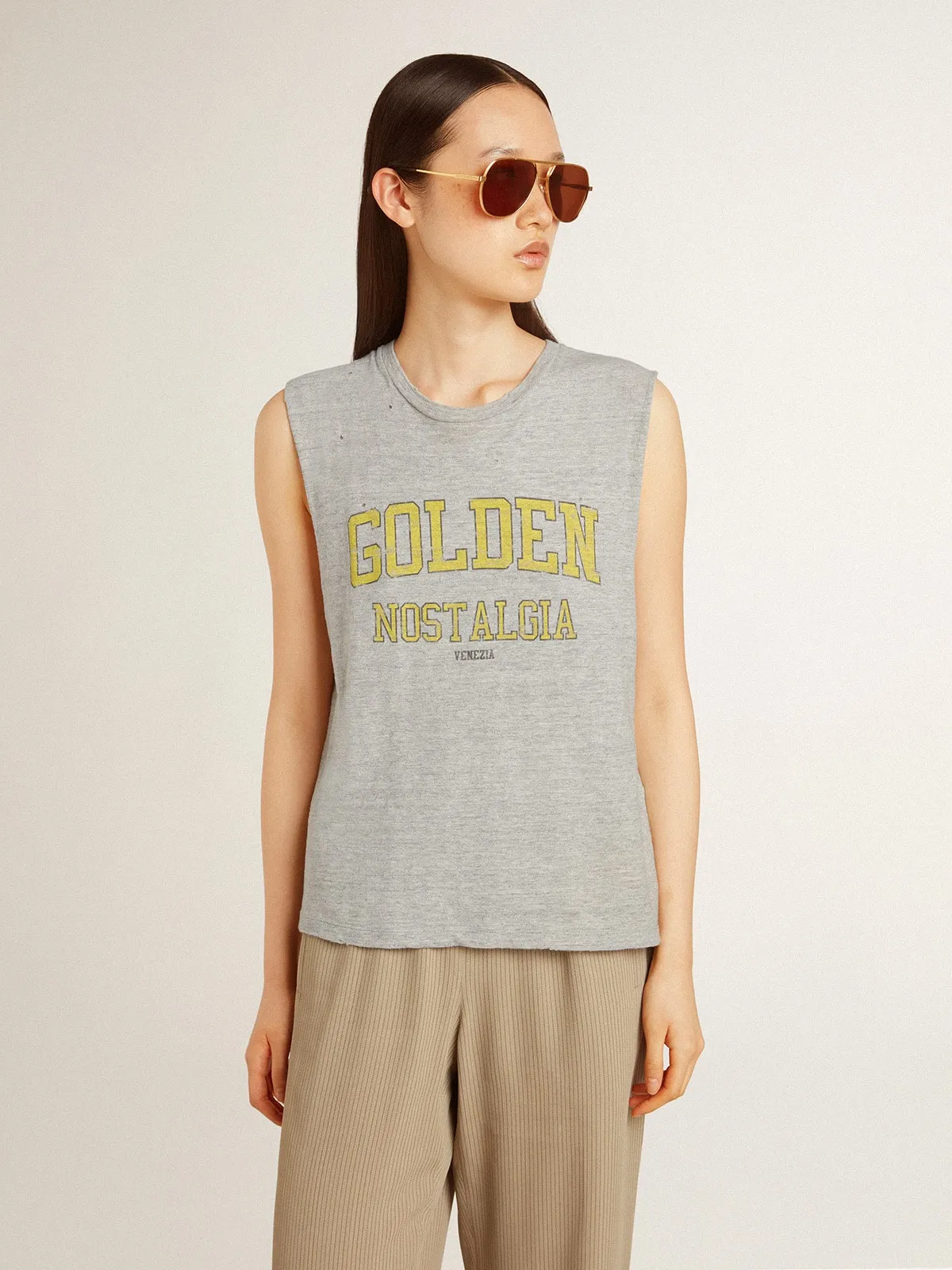 Camiseta sin mangas de mujer de color gris con estampado amarillo