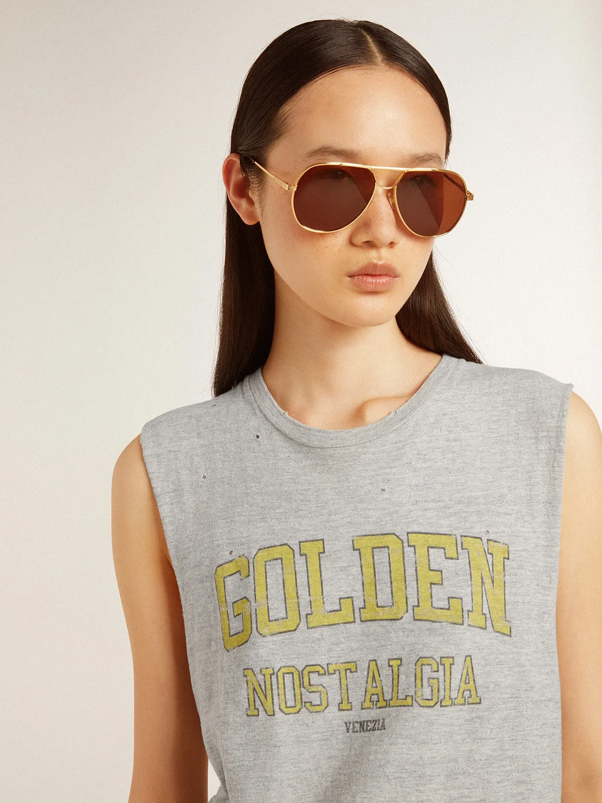 Camiseta sin mangas de mujer de color gris con estampado amarillo