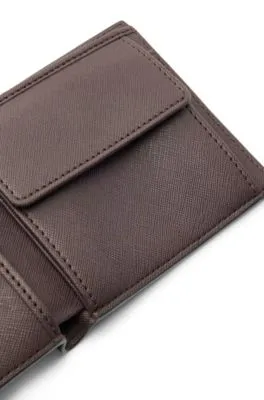 Cartera con estructura, raya de la marca y detalle de logotipo