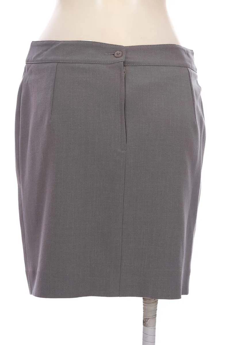 FALDA COLOR GRIS  CLOSEANDO