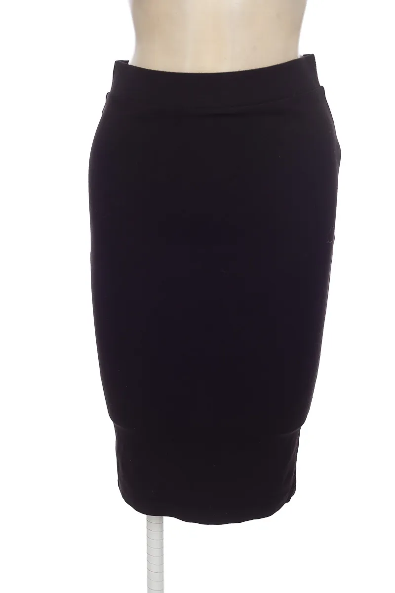 FALDA COLOR NEGRO  STRADIVARIUS