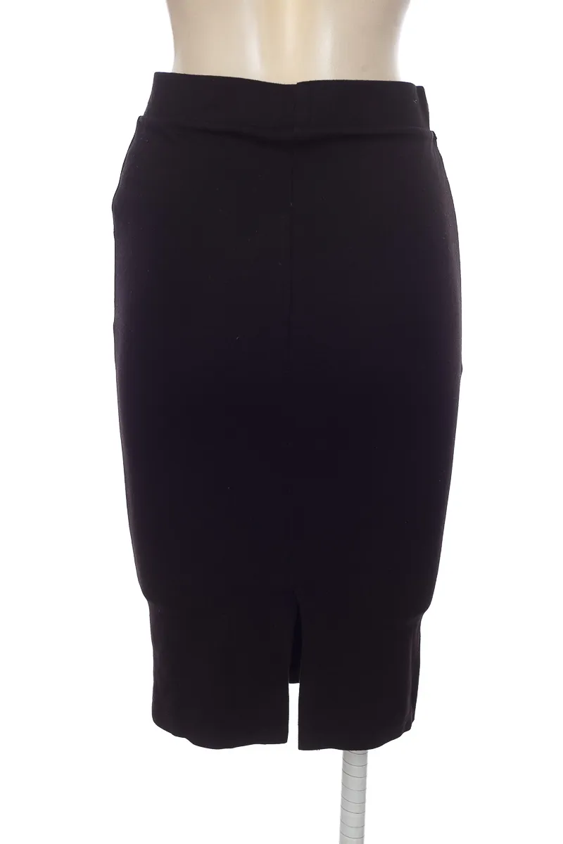 FALDA COLOR NEGRO  STRADIVARIUS