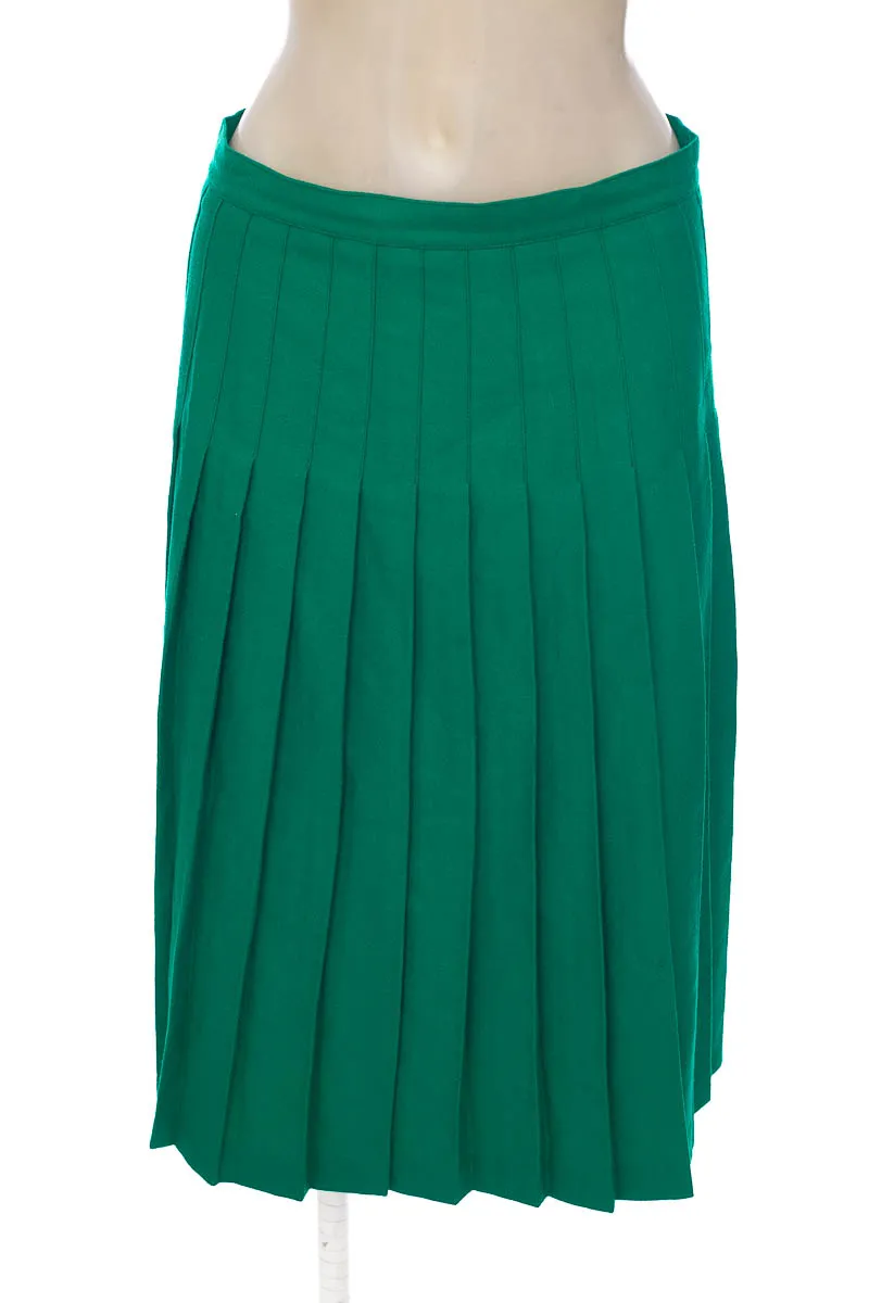 FALDA COLOR VERDE  CLOSEANDO