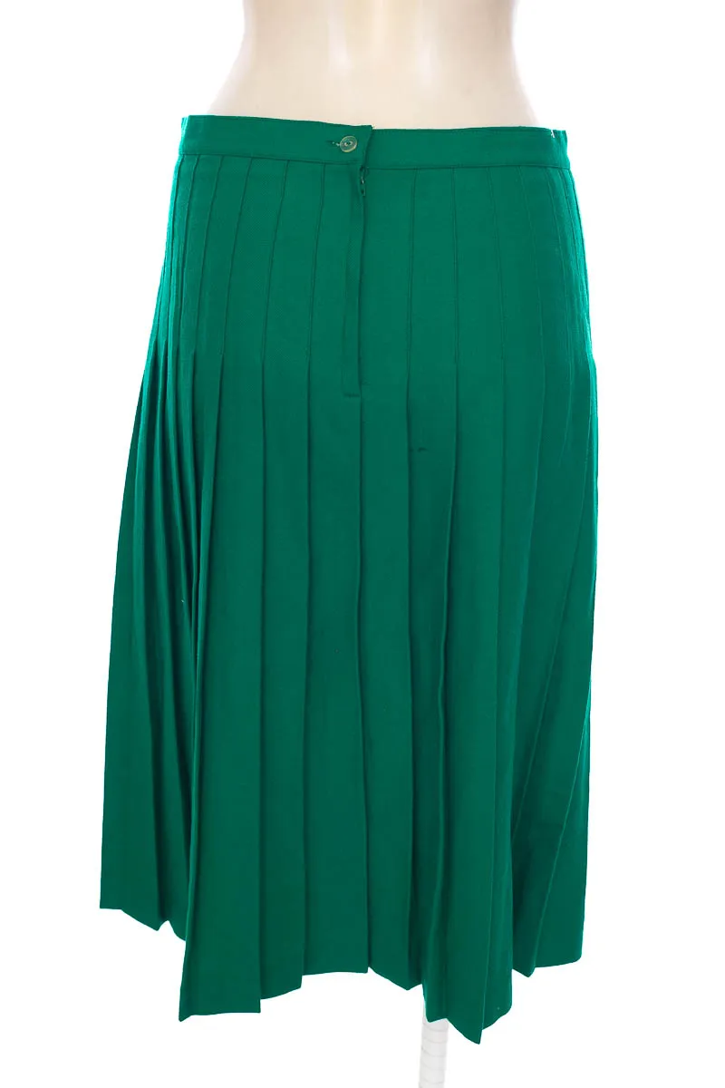FALDA COLOR VERDE  CLOSEANDO