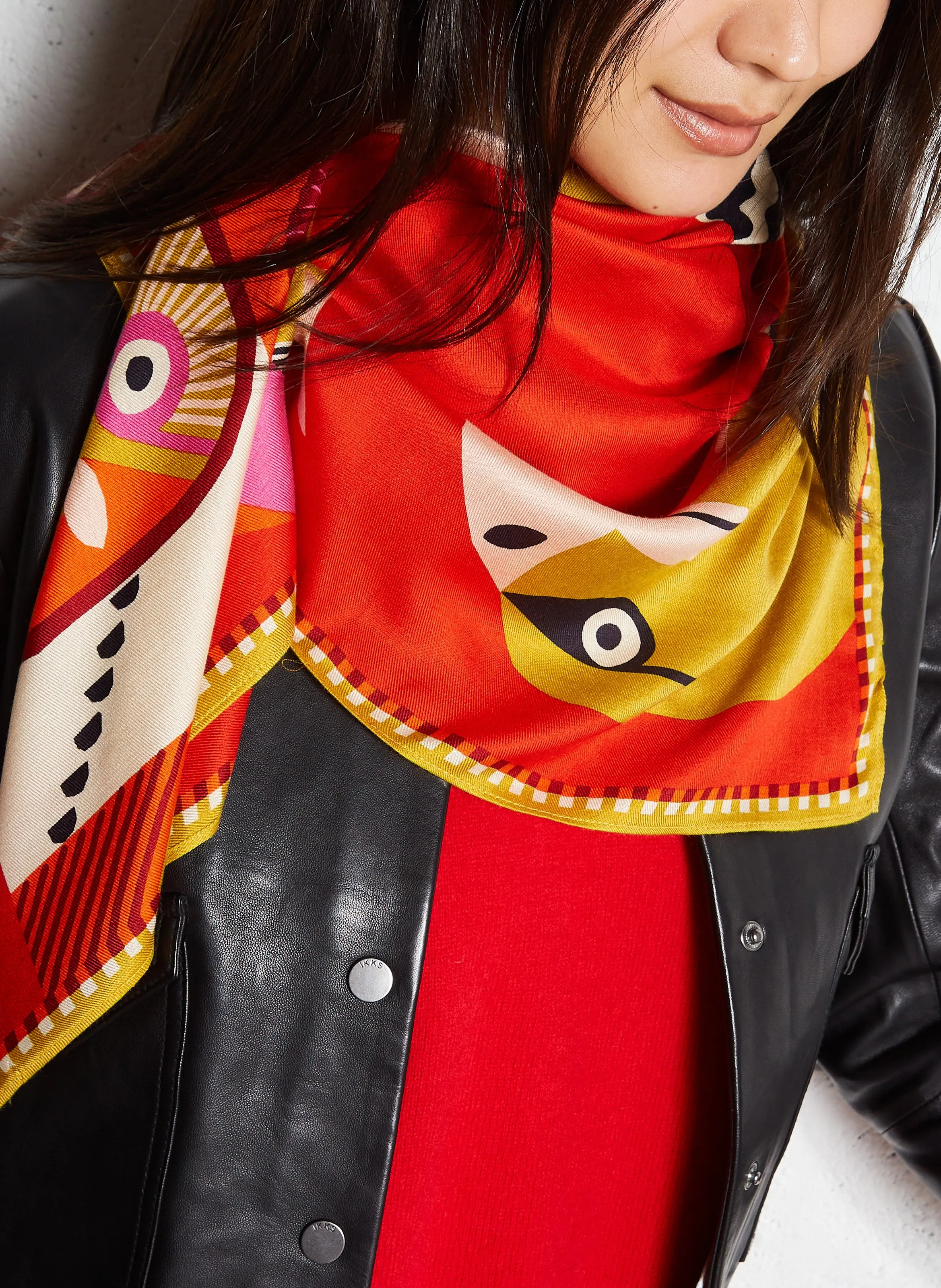 INOUI EDITIONS TRIBU  PAñUELO DE SEDA MEZCLADA ESTAMPADO EN ROJO