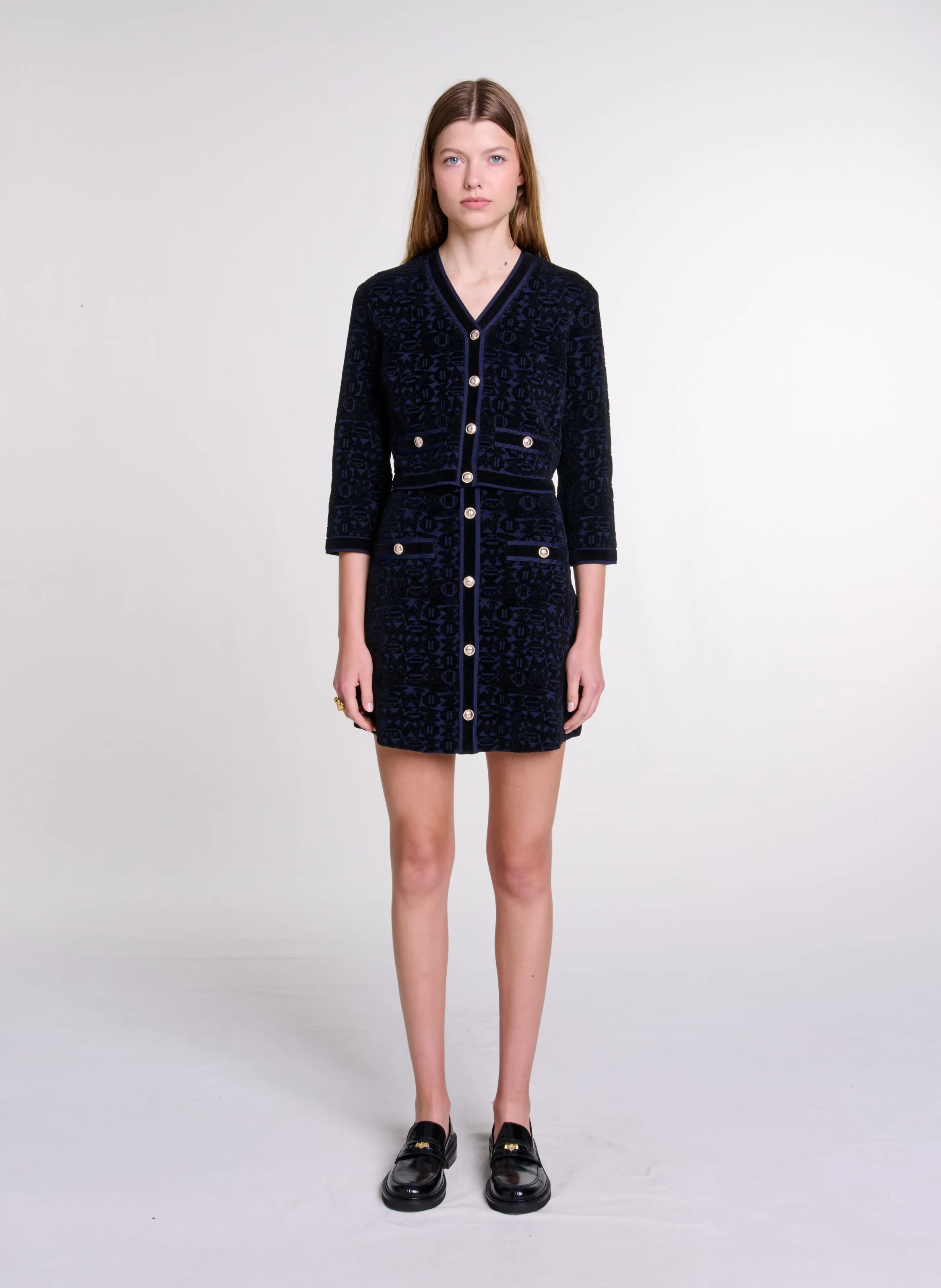 MAJE Vestido corto con cuello en V en jacquard estampado en negro
