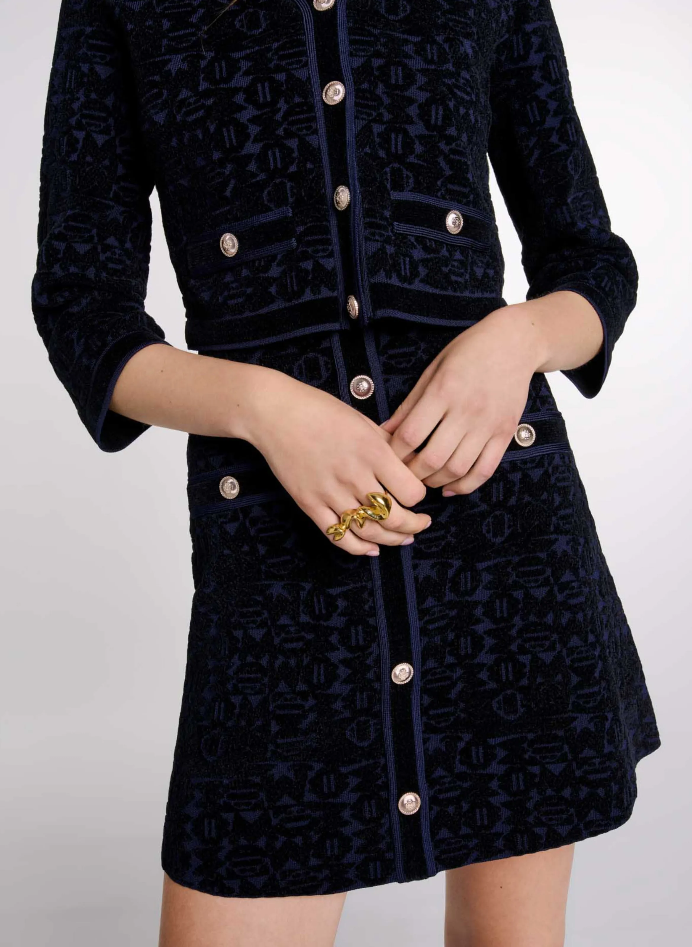 MAJE Vestido corto con cuello en V en jacquard estampado en negro