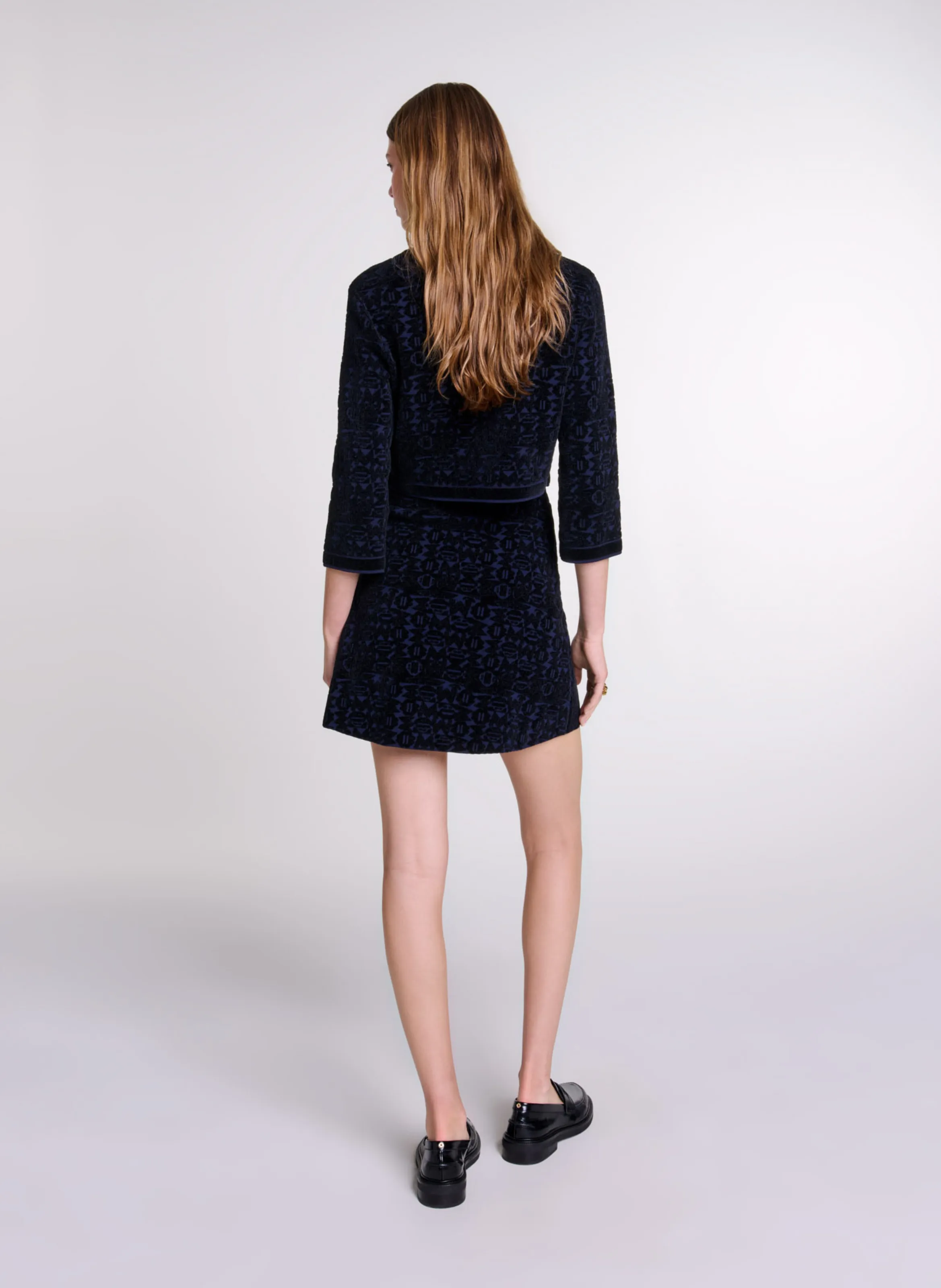 MAJE Vestido corto con cuello en V en jacquard estampado en negro