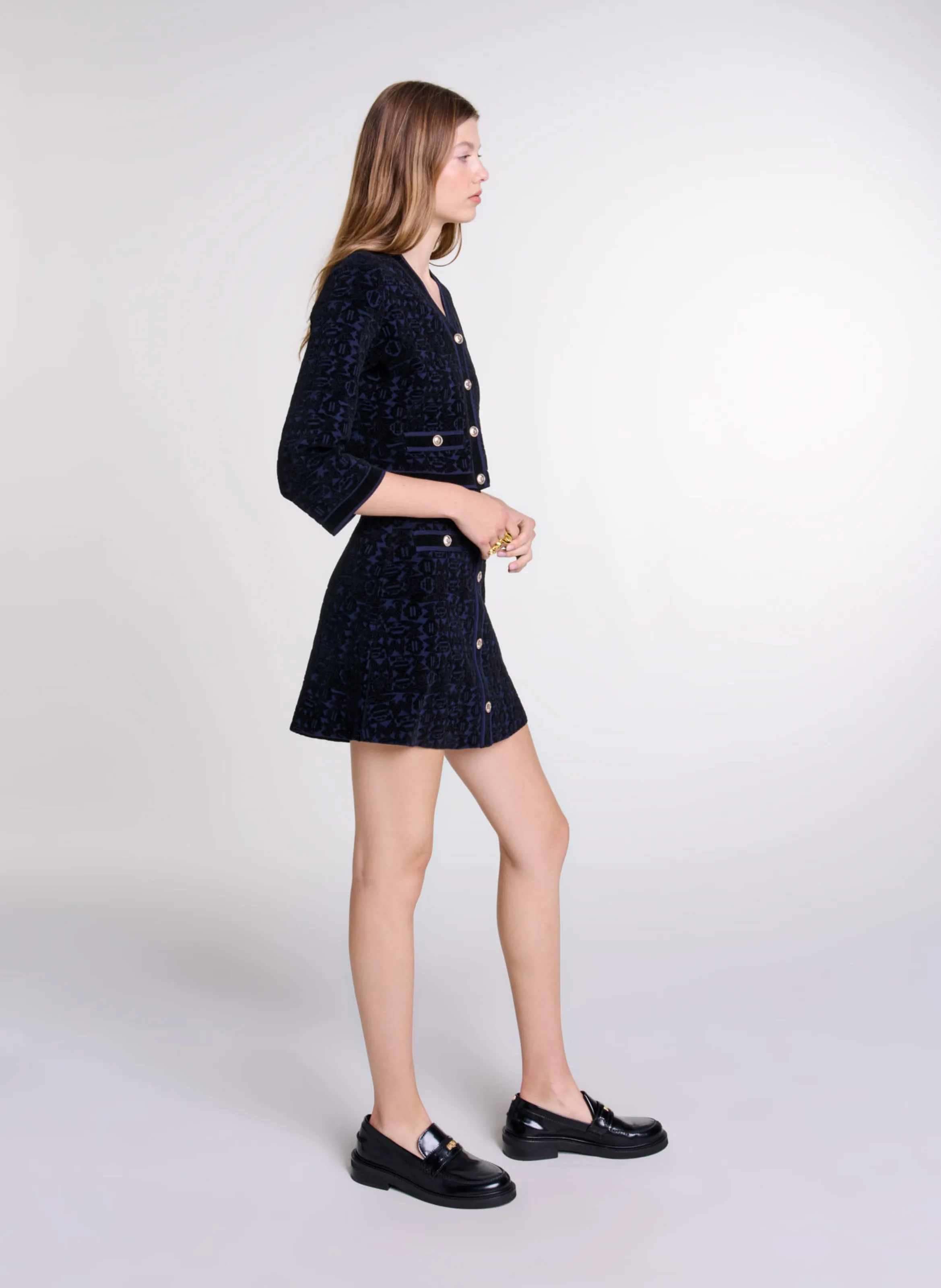 MAJE Vestido corto con cuello en V en jacquard estampado en negro