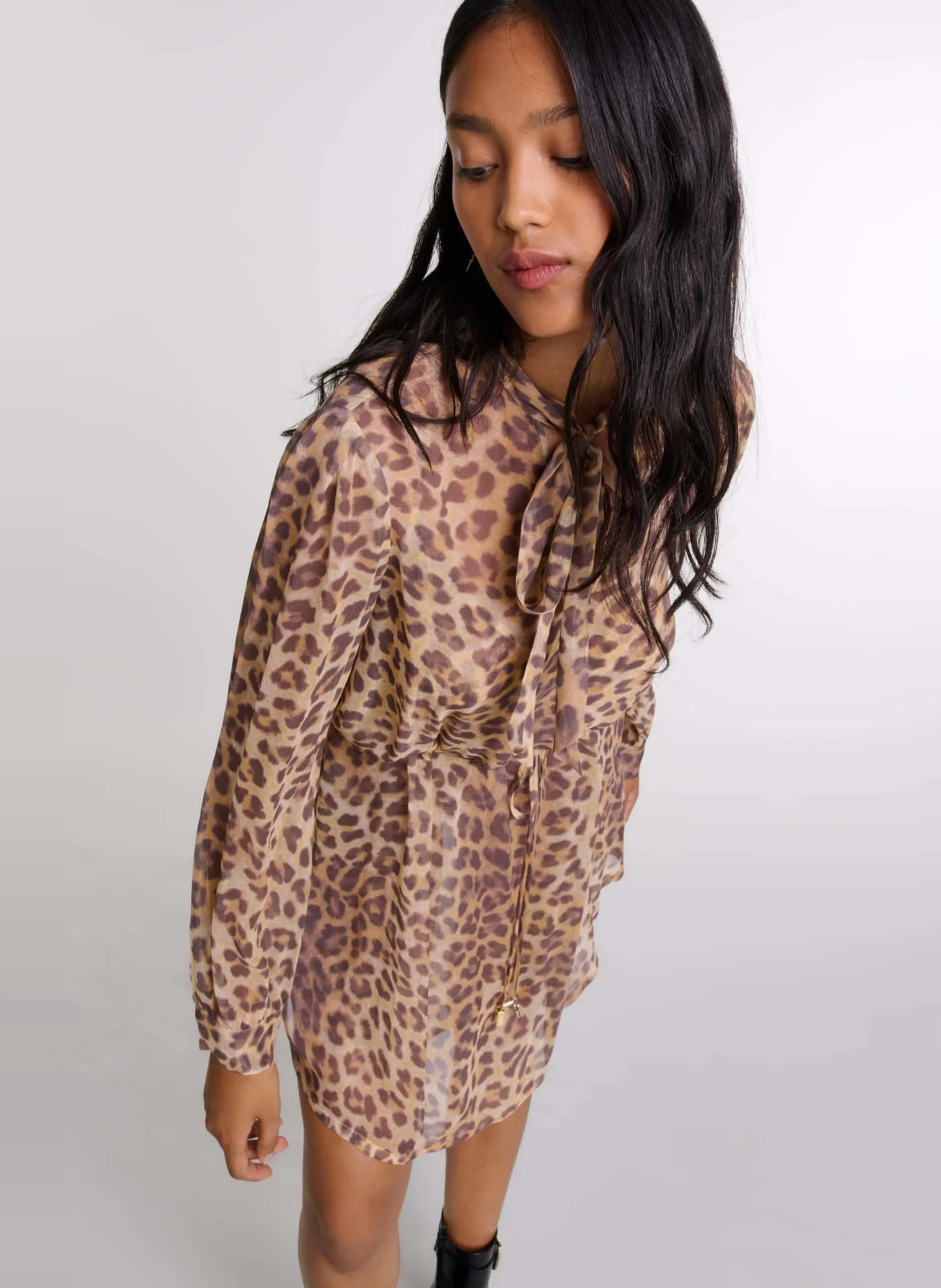 MAJE Vestido corto estampado con cuello lazado en multicolor