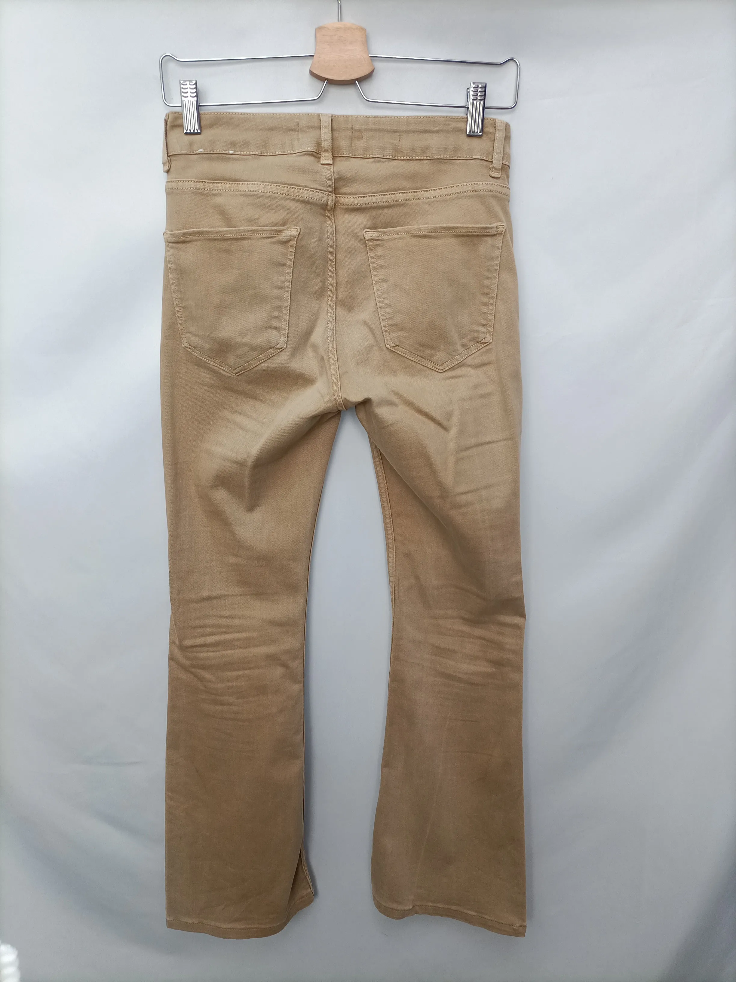 MANGO. Pantalón camel T.36