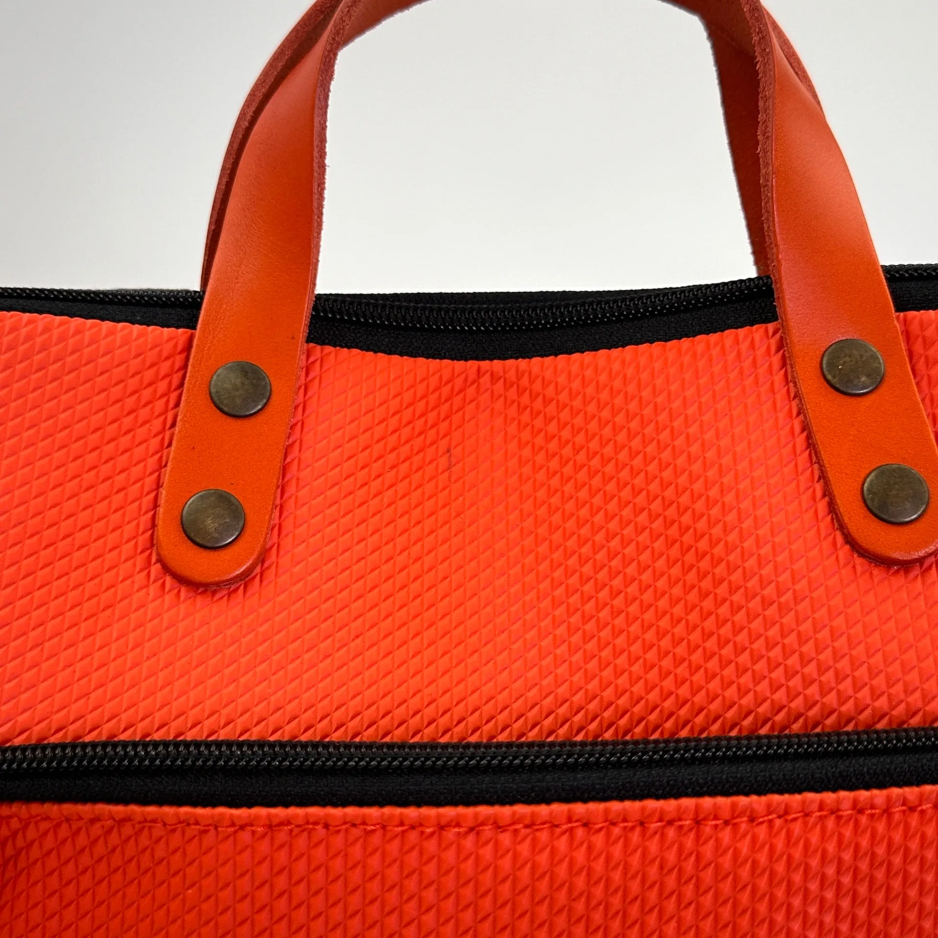 Mochila mini book holder cuadrada DZ Outlet