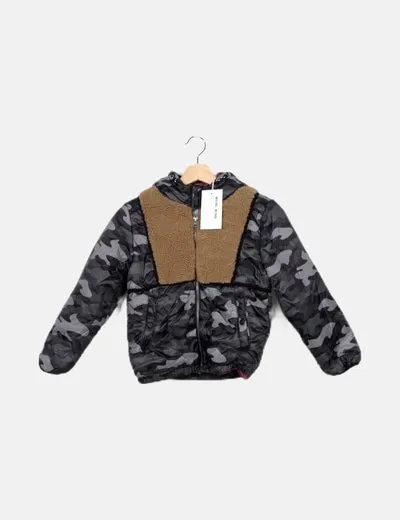 Name it Abrigo negro estampado militar