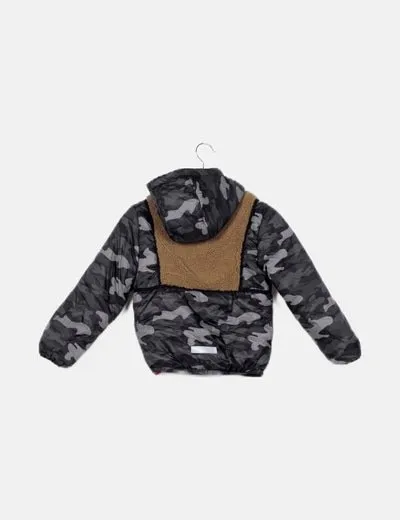 Name it Abrigo negro estampado militar