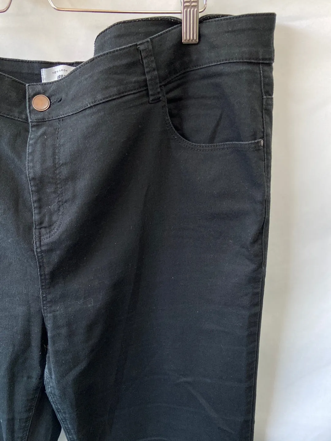 NEW LOOK. pantalon negro finito T.50