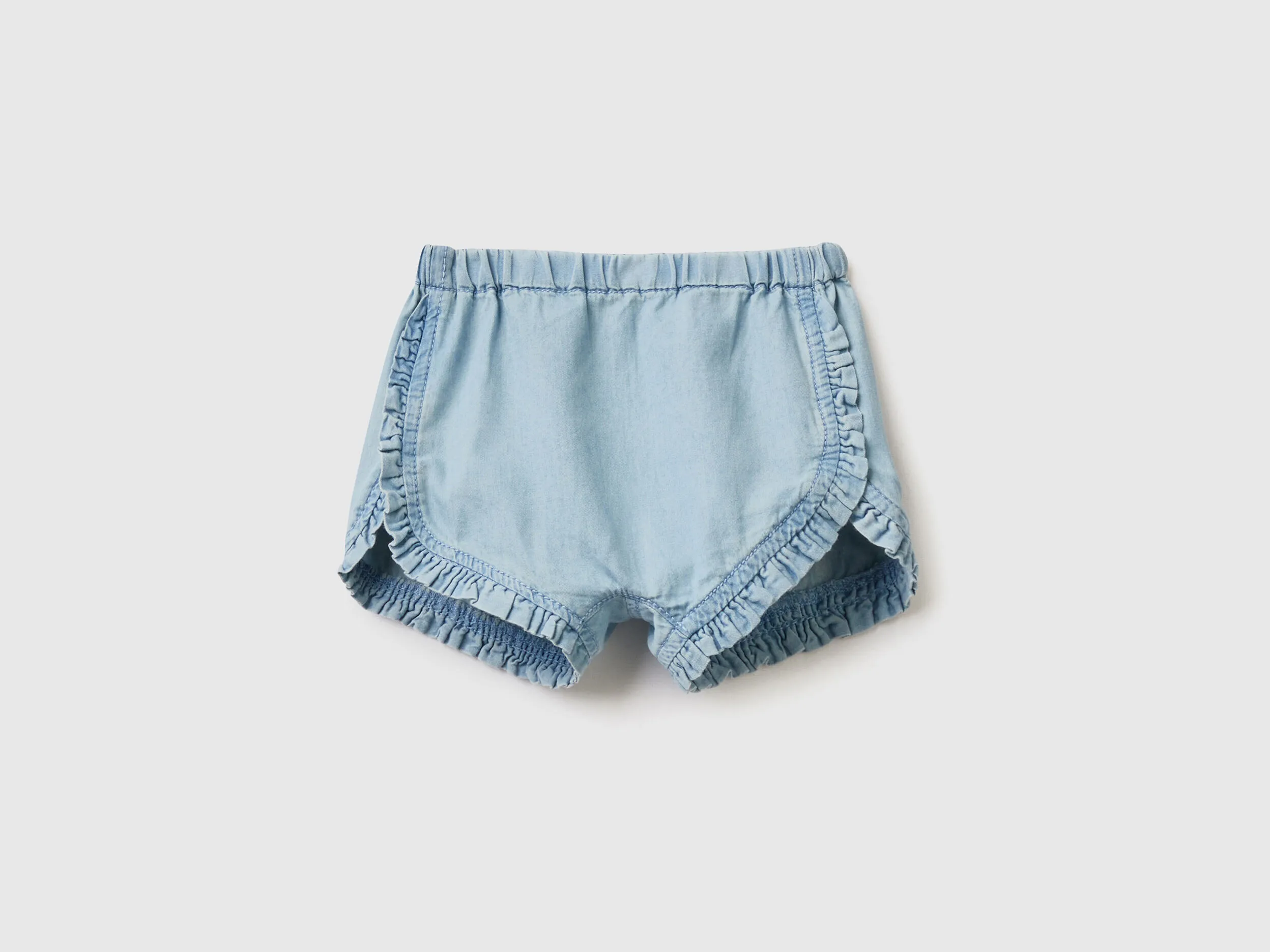 Pantalón corto con volantes