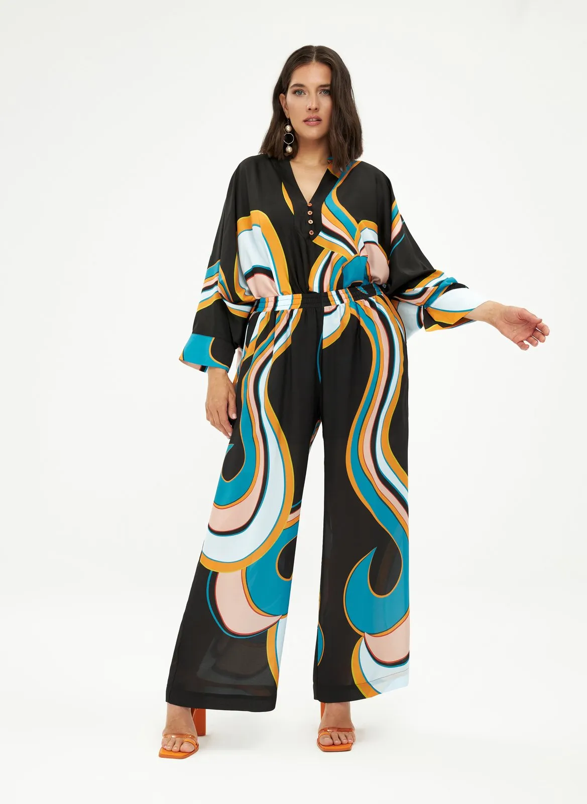 Pantalón recto con estampado gráfico en negro
