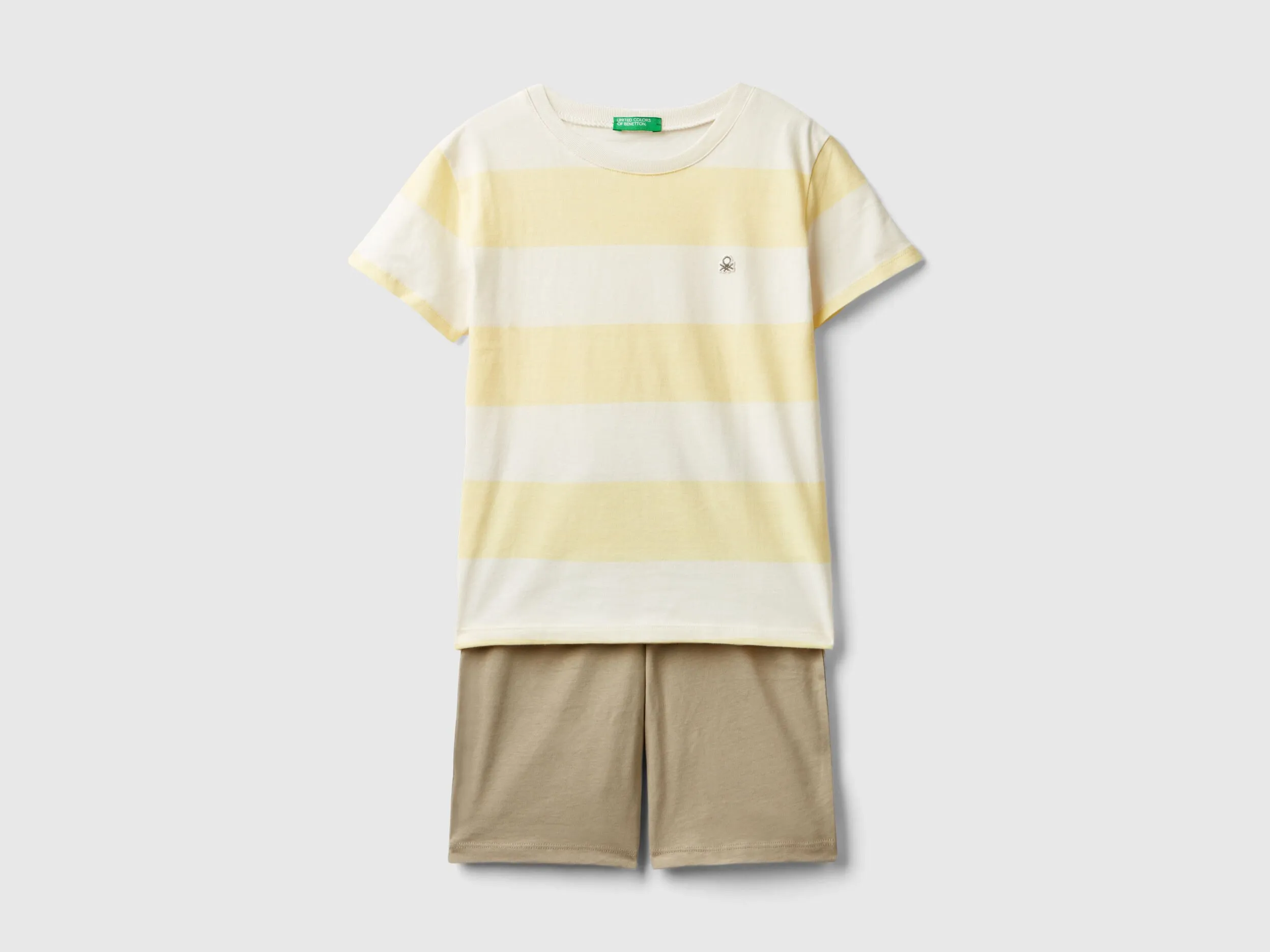 Pijama con camiseta de rayas