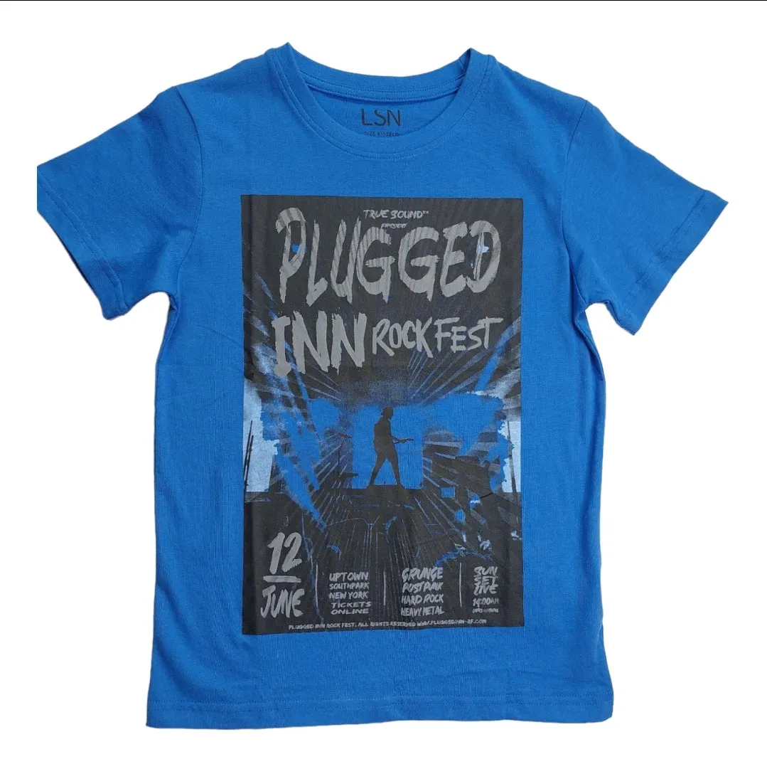 Playera azul con texto estampado 