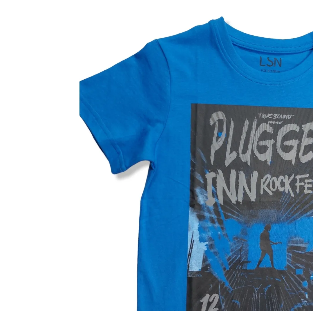 Playera azul con texto estampado 