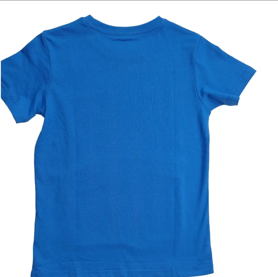 Playera azul con texto estampado 