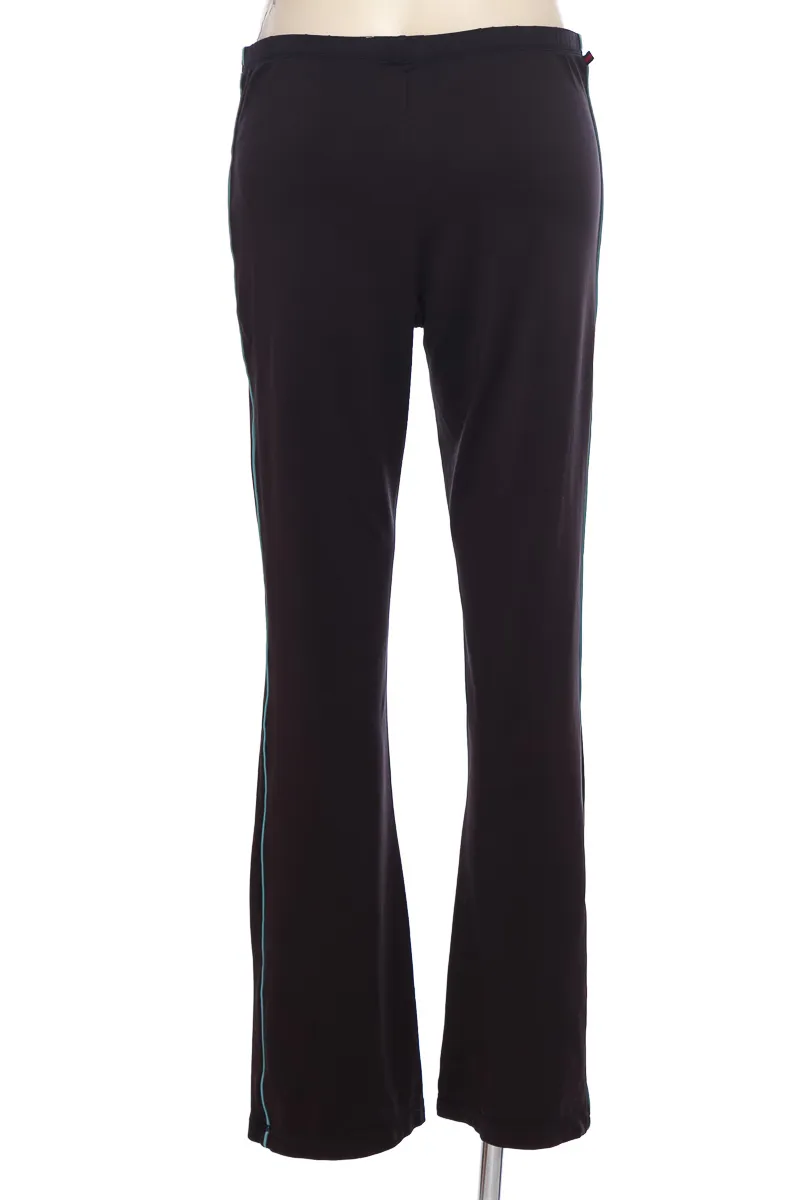 ROPA DEPORTIVA / SALIDA DE BAñO COLOR NEGRO  FUBU