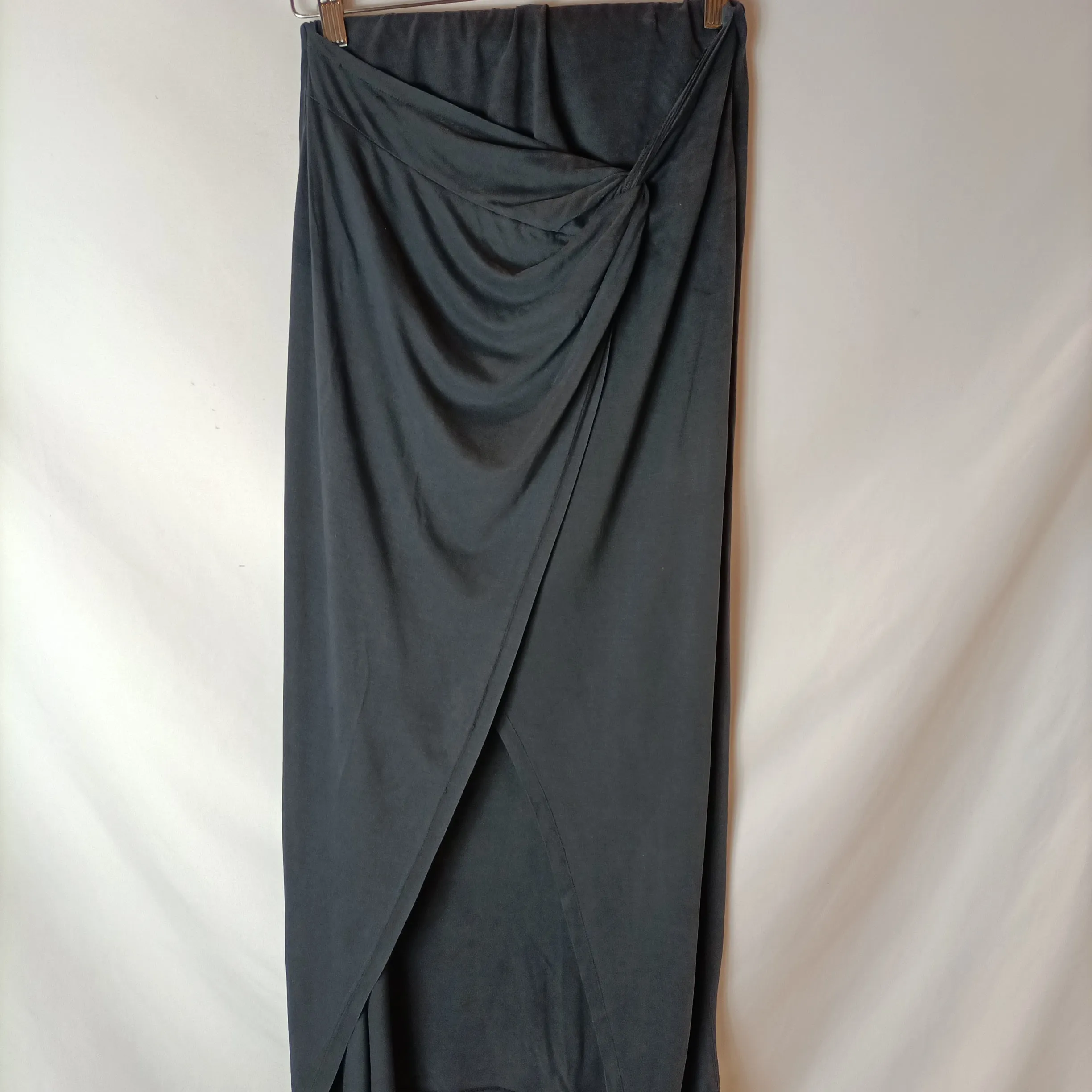 SCALPERS. Falda midi gris azulado apertura. T M