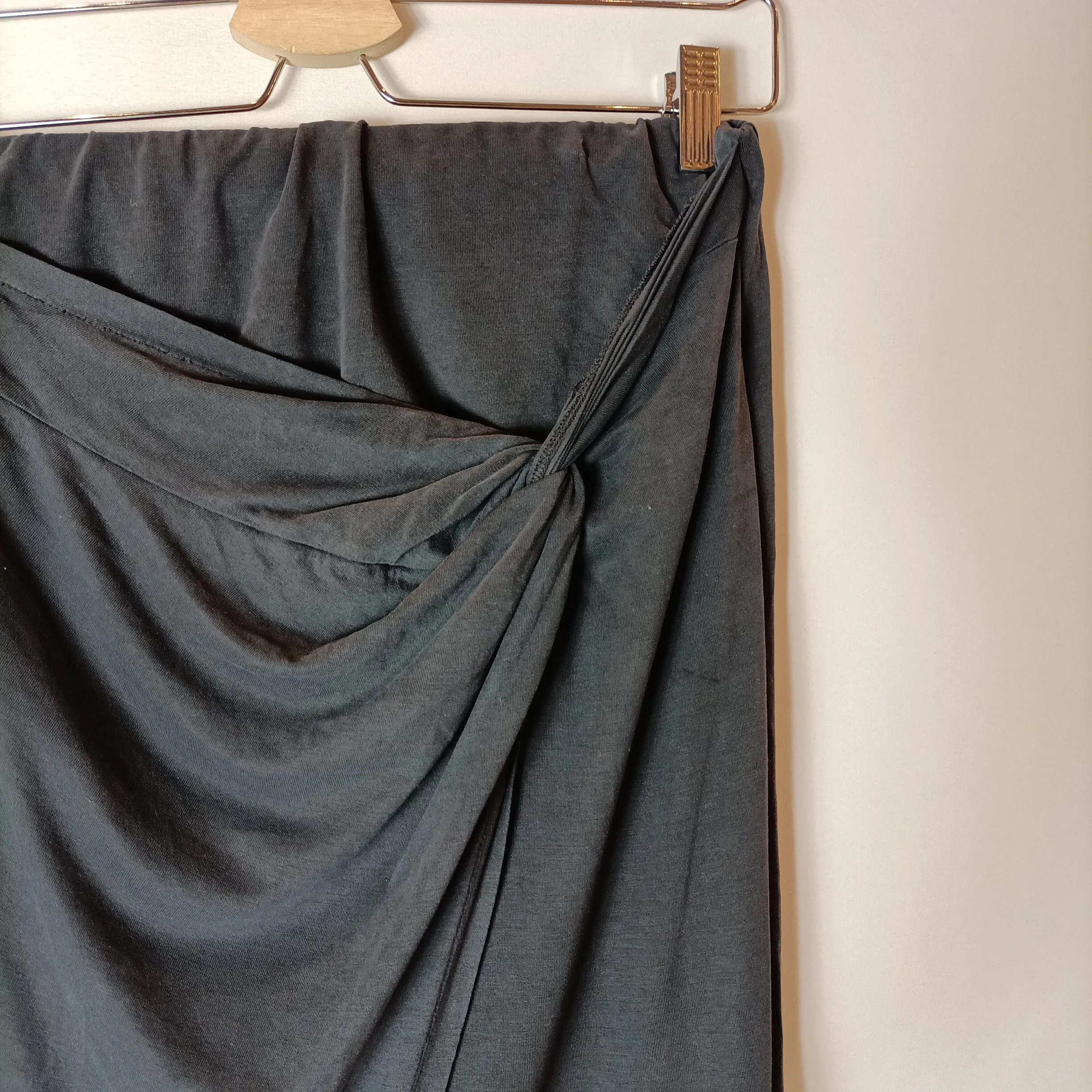 SCALPERS. Falda midi gris azulado apertura. T M
