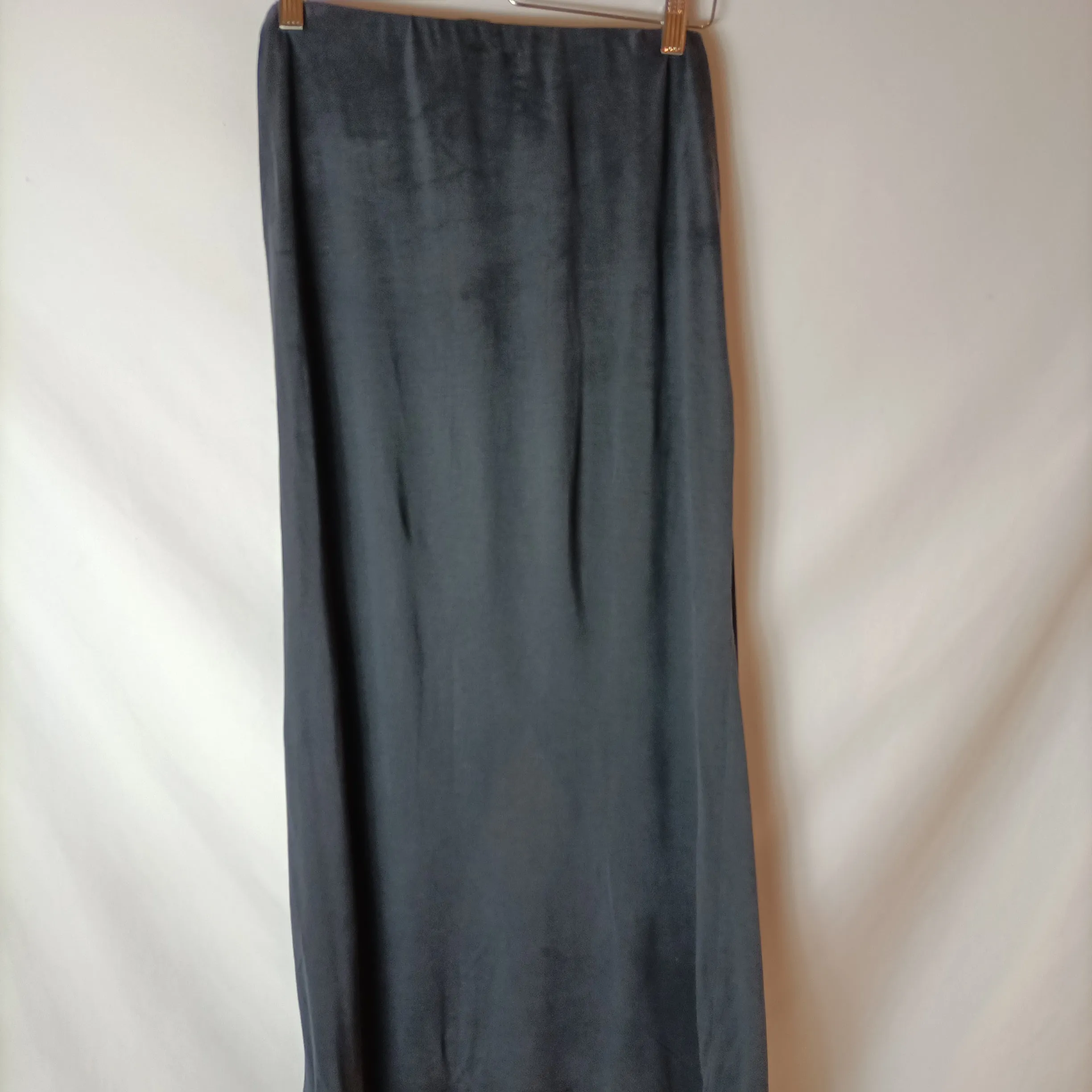 SCALPERS. Falda midi gris azulado apertura. T M