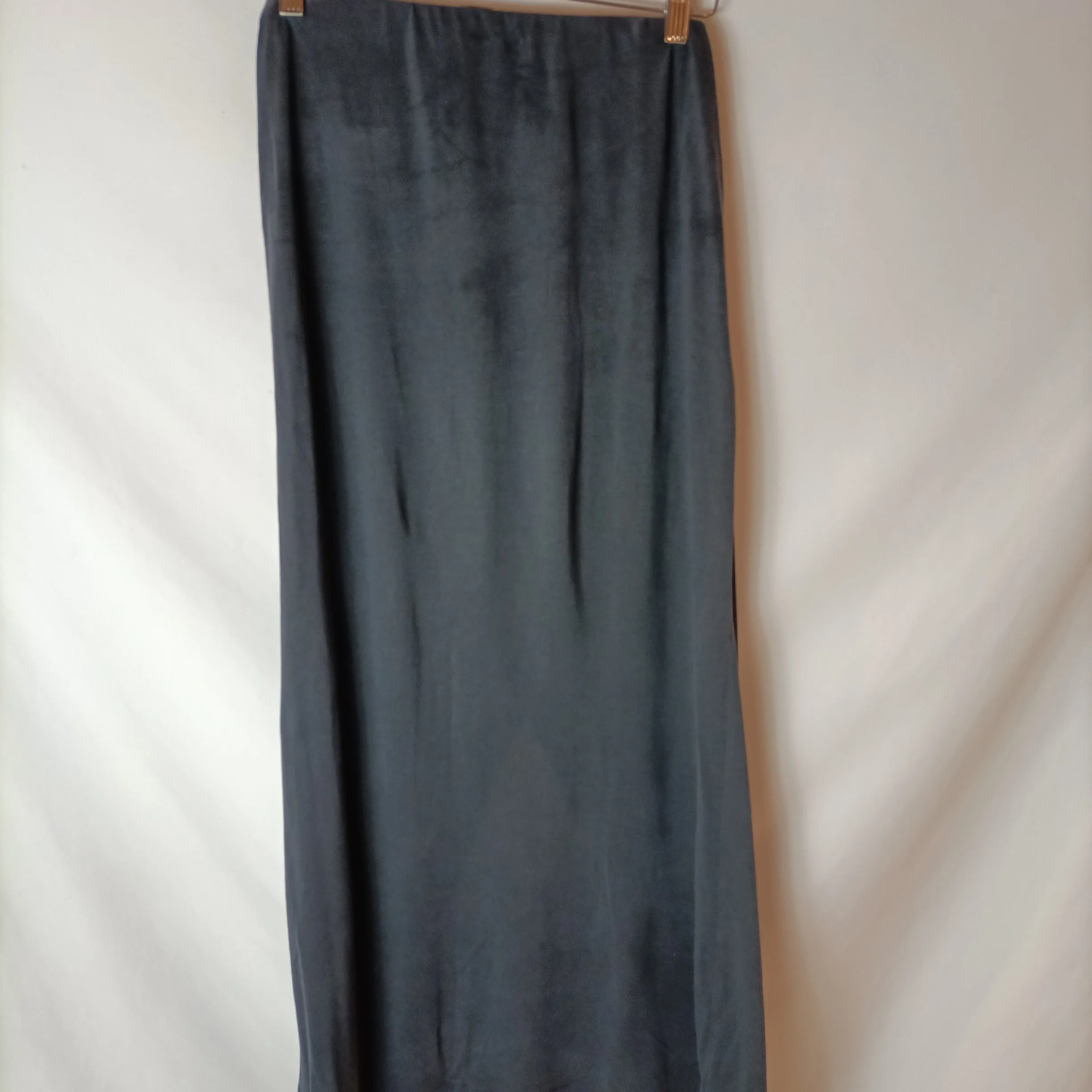 SCALPERS. Falda midi gris azulado apertura. T M