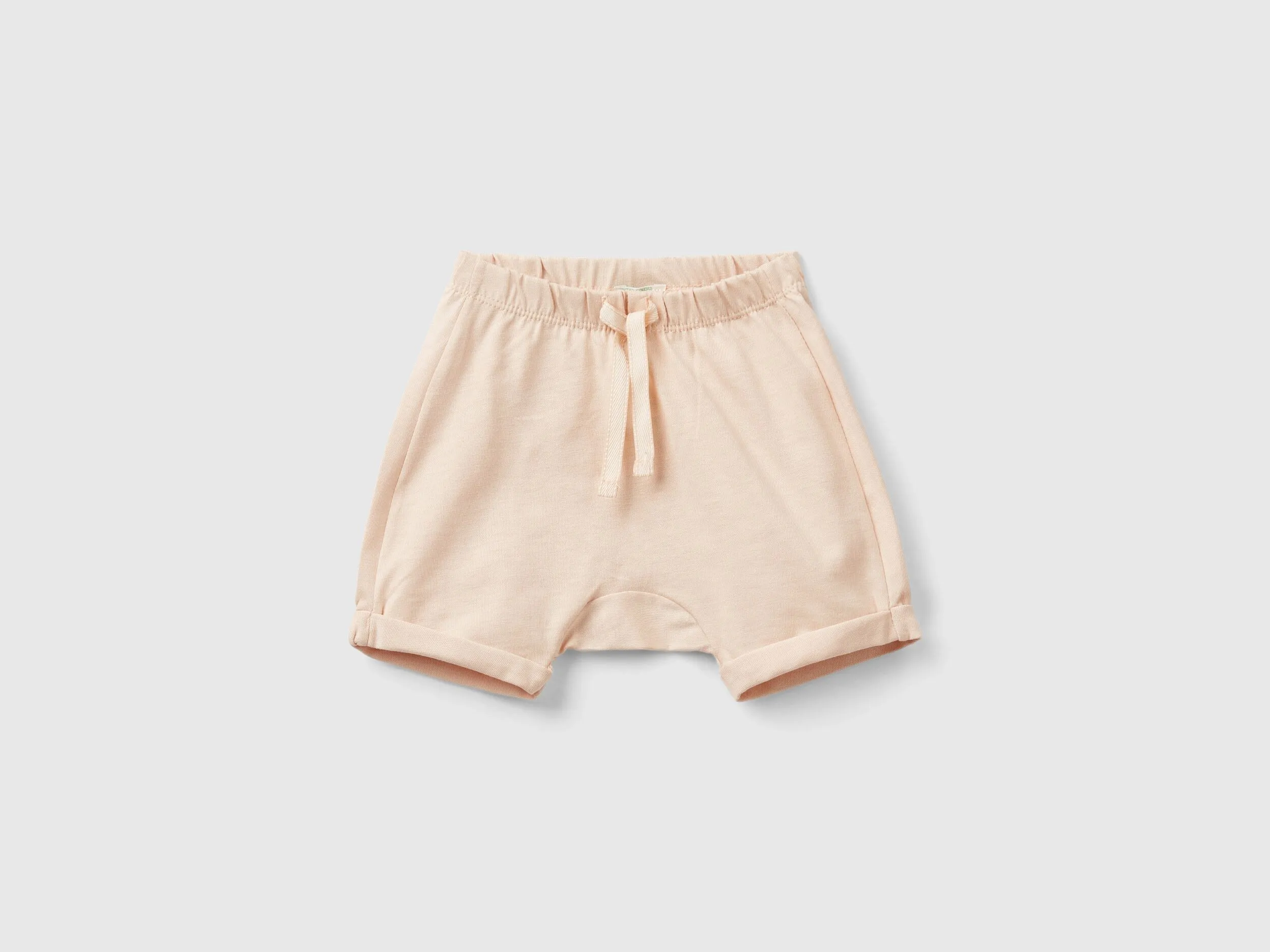 Shorts con parche en la parte trasera