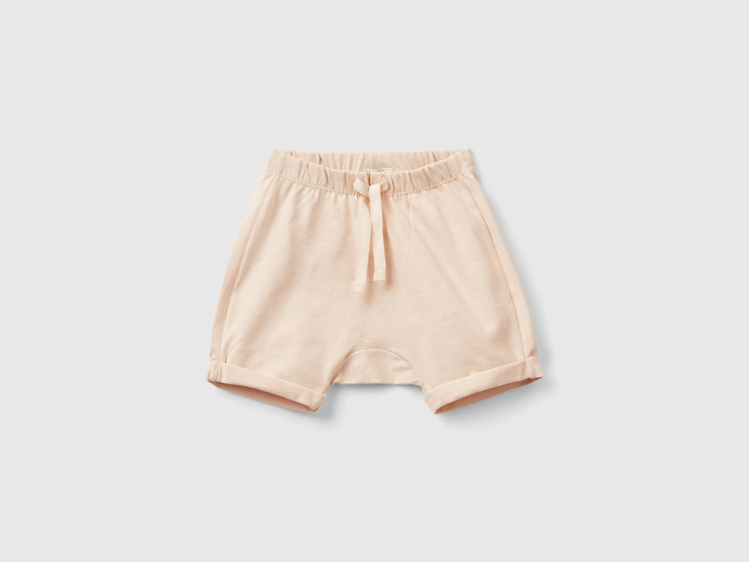 Shorts con parche en la parte trasera