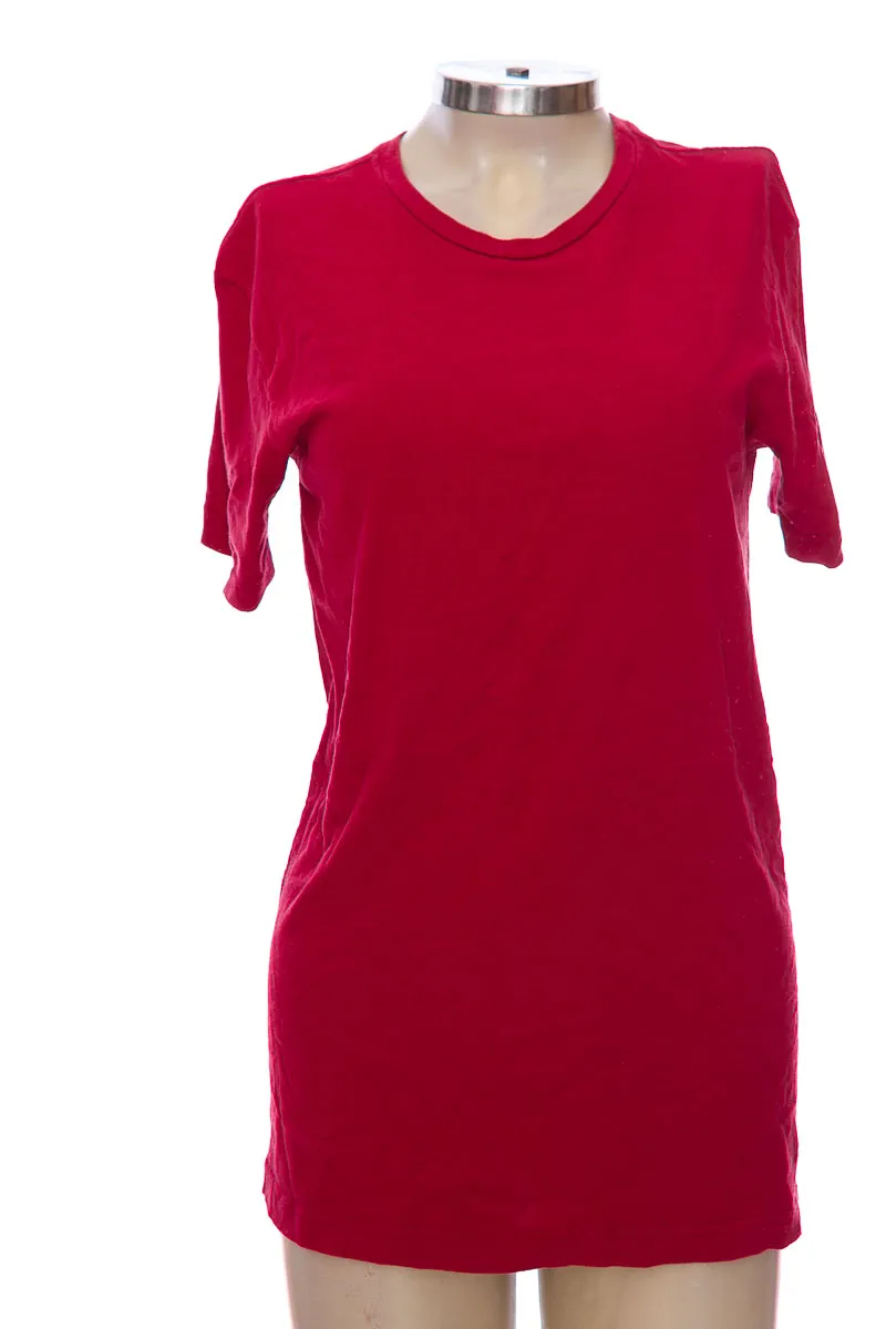 TOP / CAMISETA COLOR ROJO  CLOSEANDO