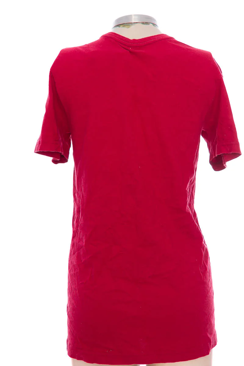 TOP / CAMISETA COLOR ROJO  CLOSEANDO