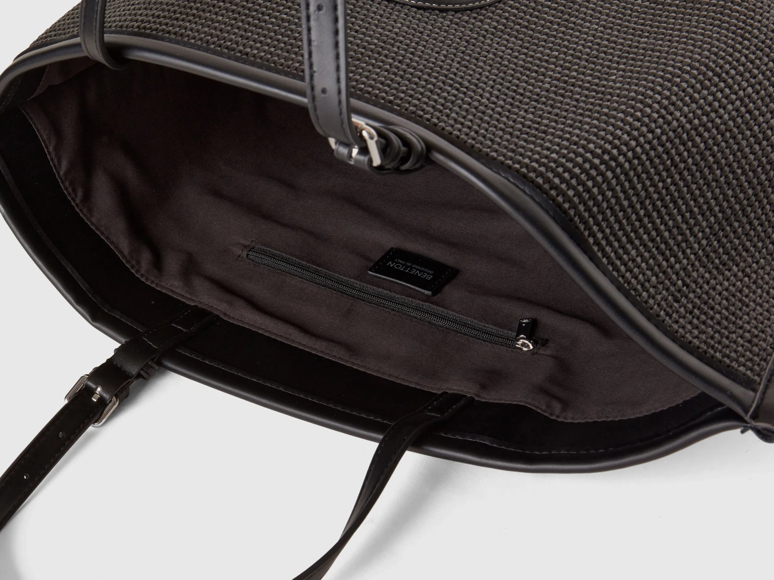 Tote bag negro con efecto rafia