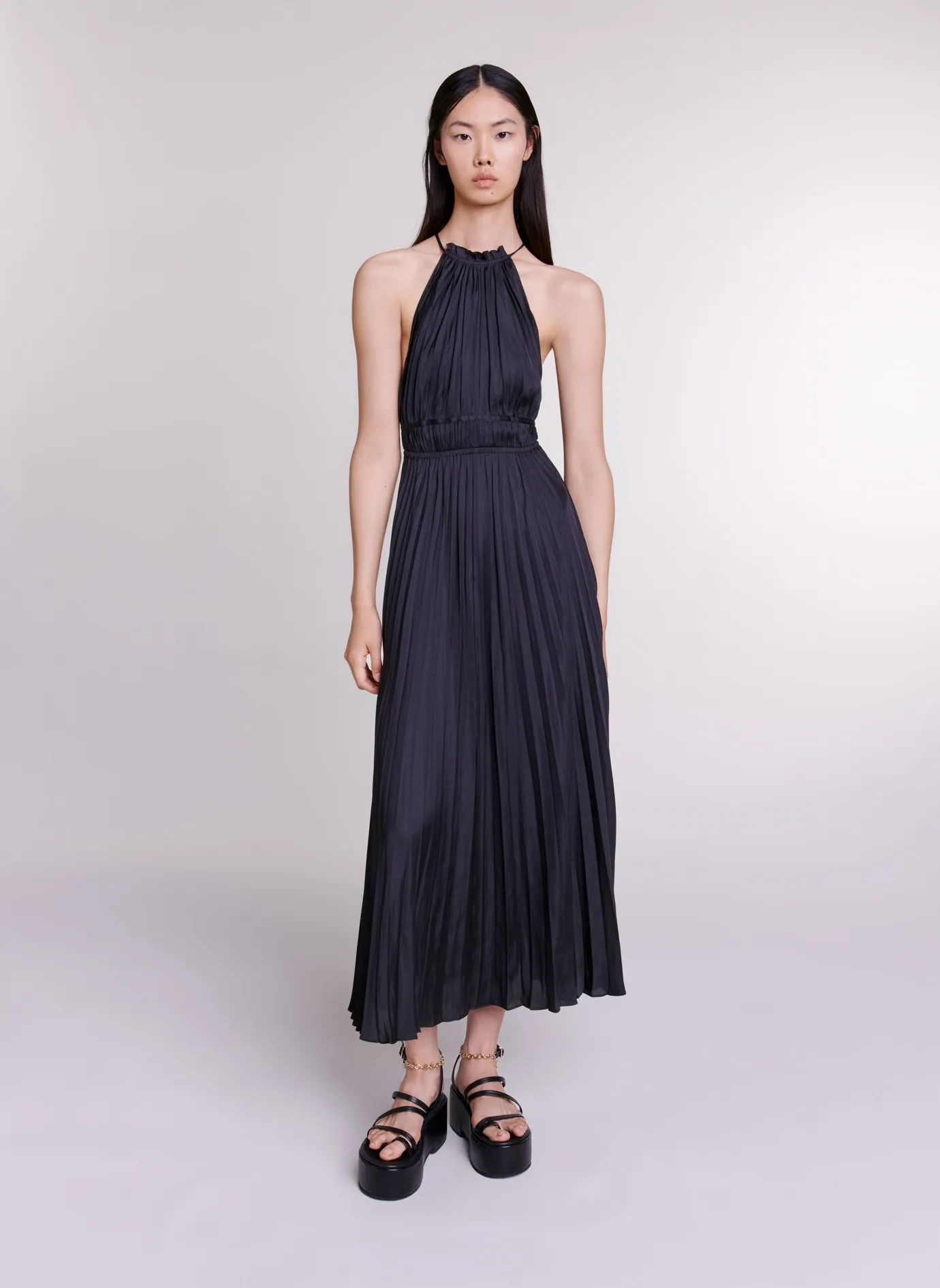 Vestido largo plisado y satinado en negro