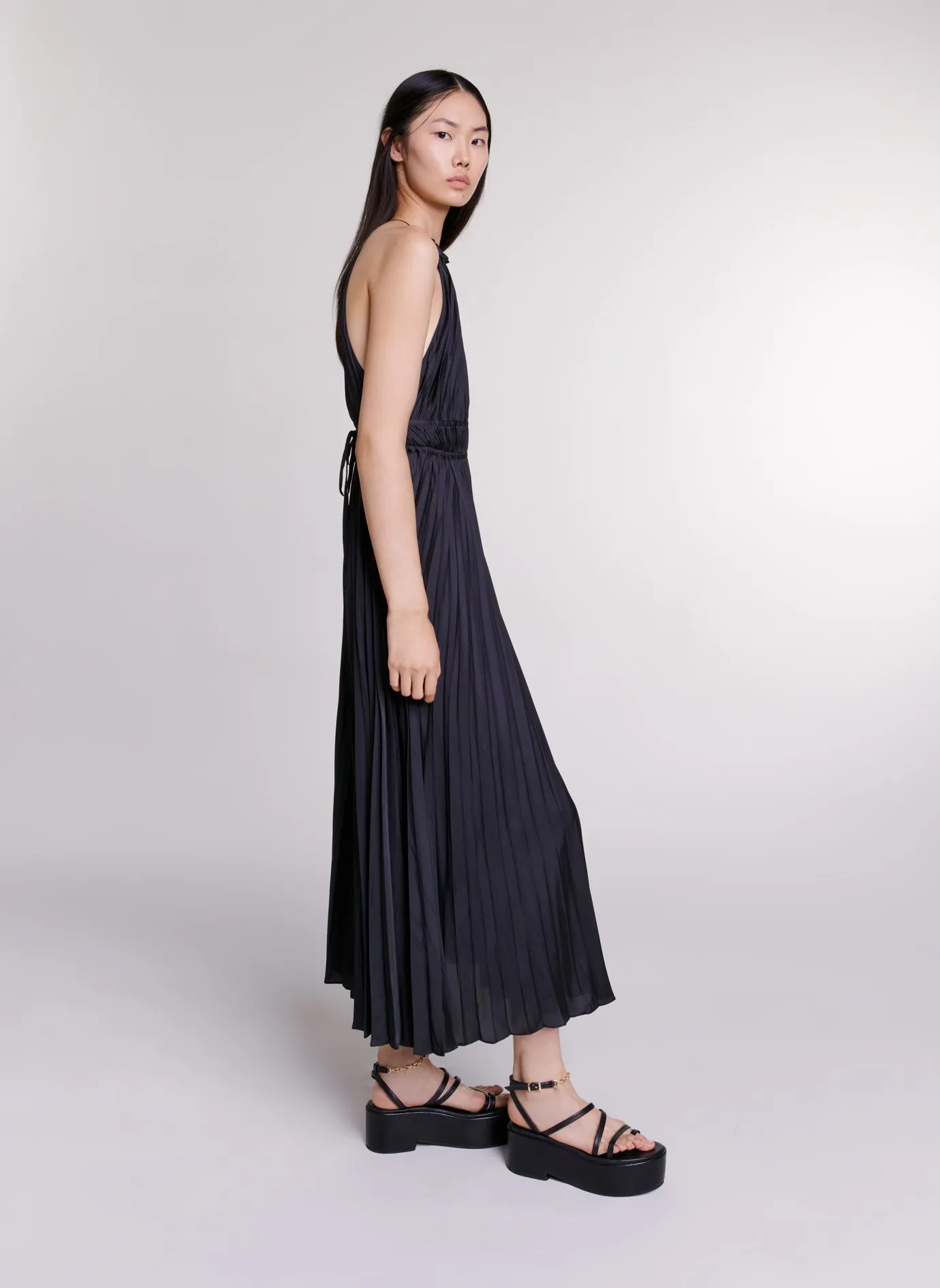 Vestido largo plisado y satinado en negro