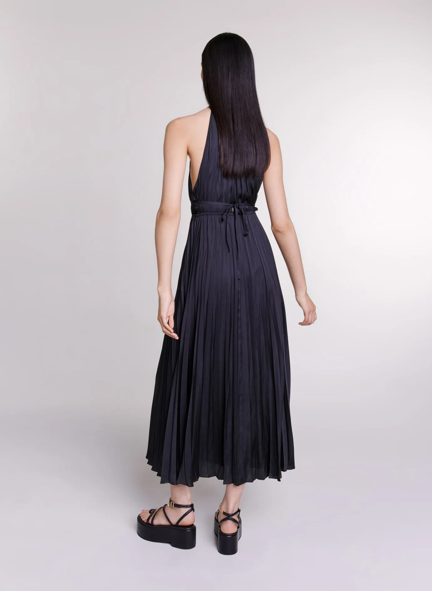 Vestido largo plisado y satinado en negro
