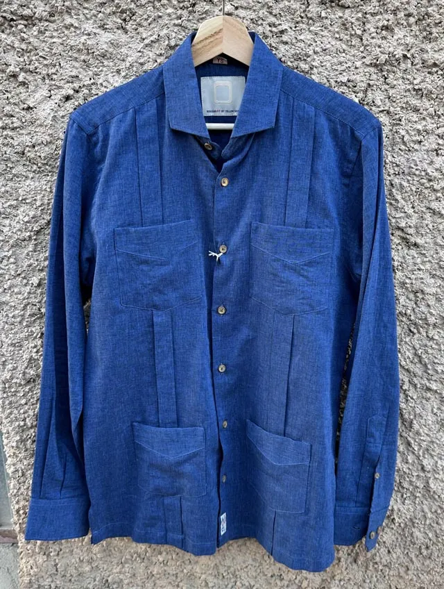 Yellow Skin – Guayabera de lino azul marino