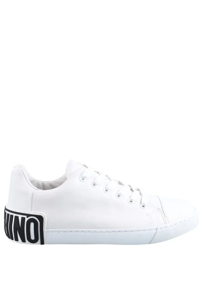 Zapatillas blancas con maxilogo negro de goma en suela