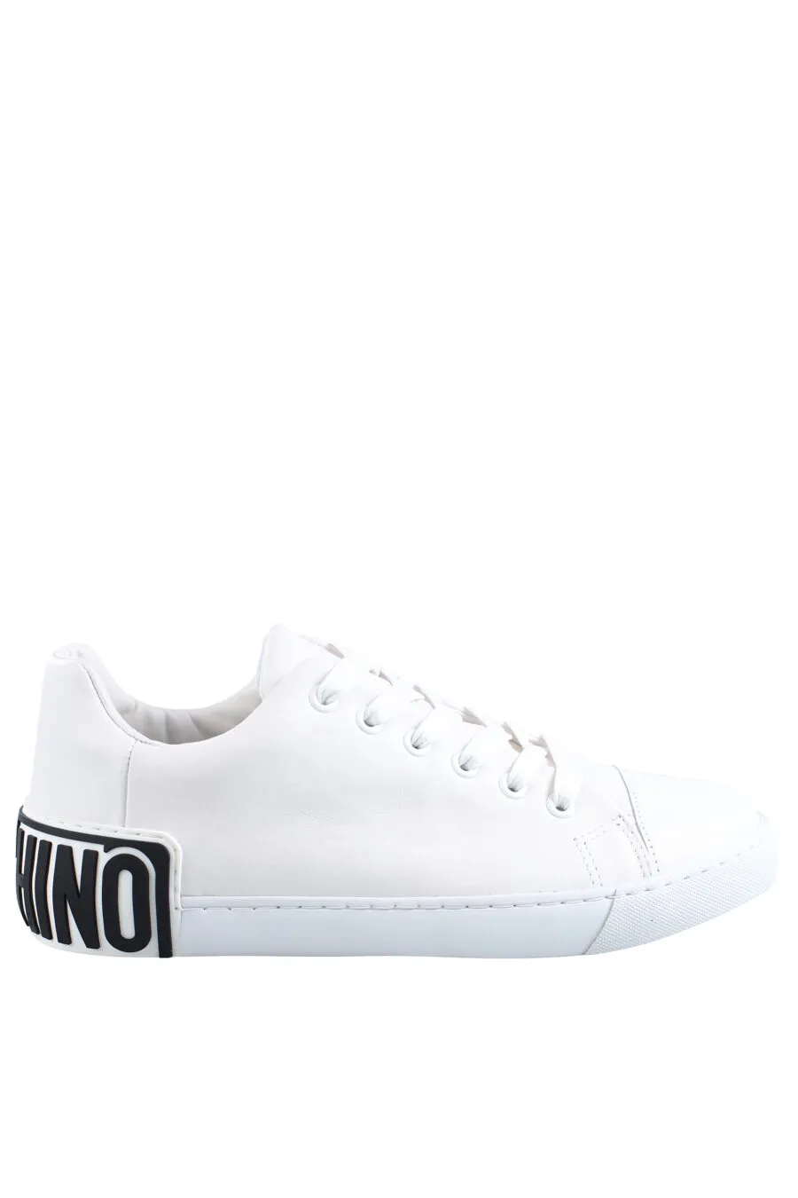 Zapatillas blancas con maxilogo negro de goma en suela